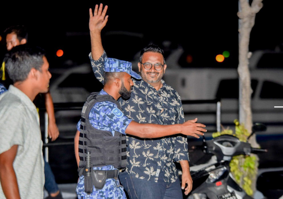 އަދީބު ސިންގަޕޫރަށް ފުރާވަޑައިގެންފި