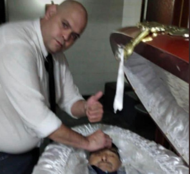 މެރެޑޯނާއަށް އިހްތިރާމް ކުޑަވާގޮތަށް ސެލްފީ ނެގި މައްސަލަ ހޫނުވެއްޖެ