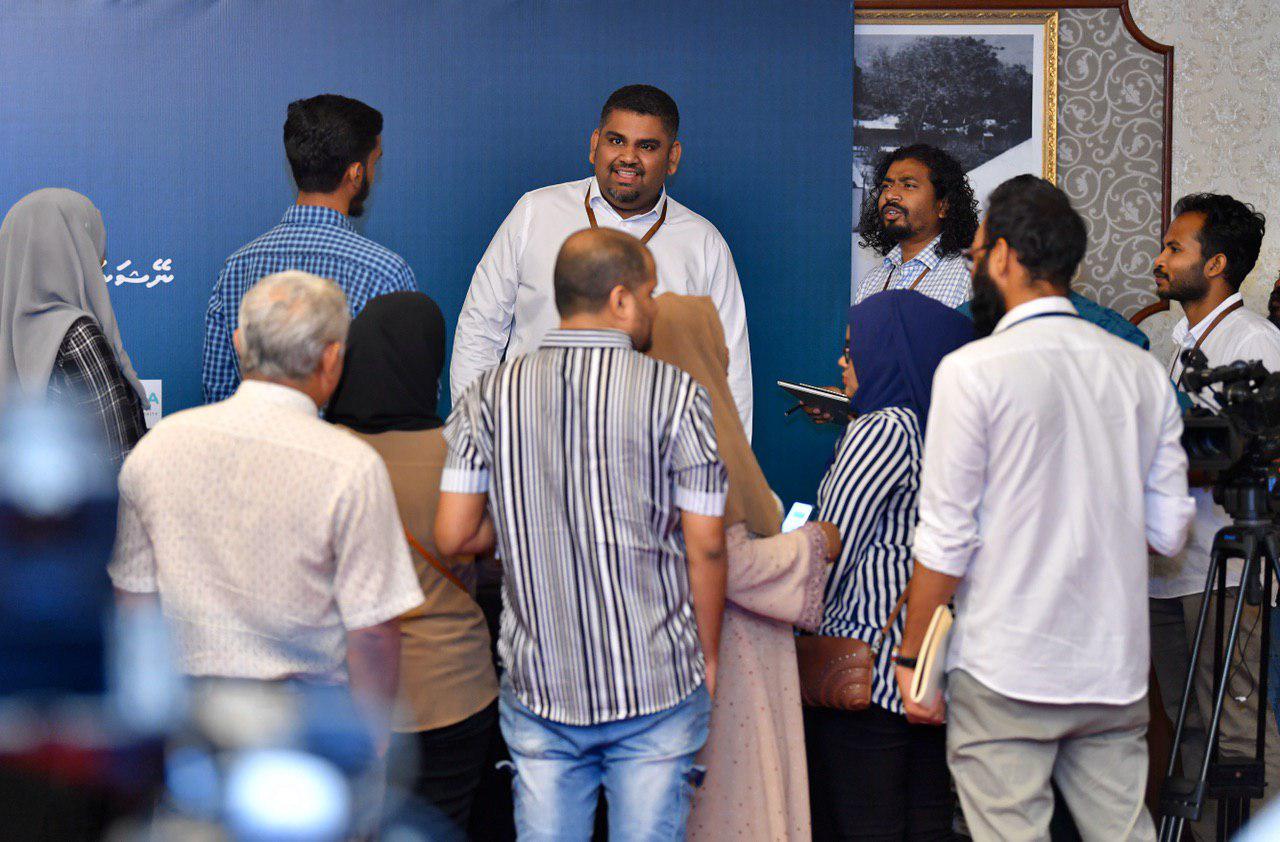 ކޯވިޑް-19: އާލާމާތްތައް ހުރި މީހަކު ޓެސްޓް ކުރާތީ މޫފުށި ރިސޯޓު މޮނިޓަރިން ހާލަތަށް