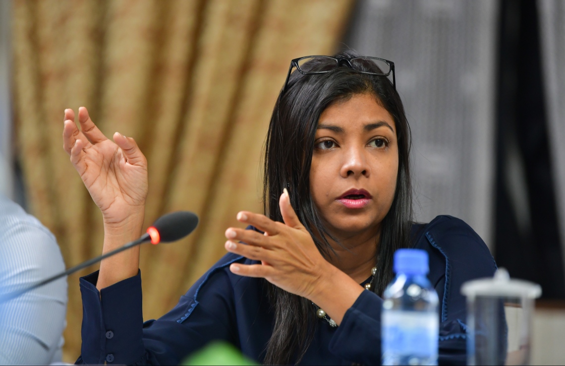 ރޮޒެއިނާގެ ސުވާލެއް ޑރ. މުއިއްޒަށް: މާލޭގައި ބްރިޖް އެޅިއިރު ރަށްތައް ބާކީކުރީ ކީއްވެ؟