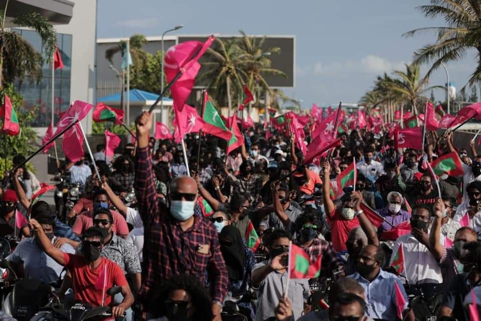 ޕާޓީތަކުގެ ބަލަދުވެރި ފަރާތުން އިދިކޮޅު ކޯލިޝަން 150000 ރުފިޔާއިން ޖޫރިމަނާކޮށްފި