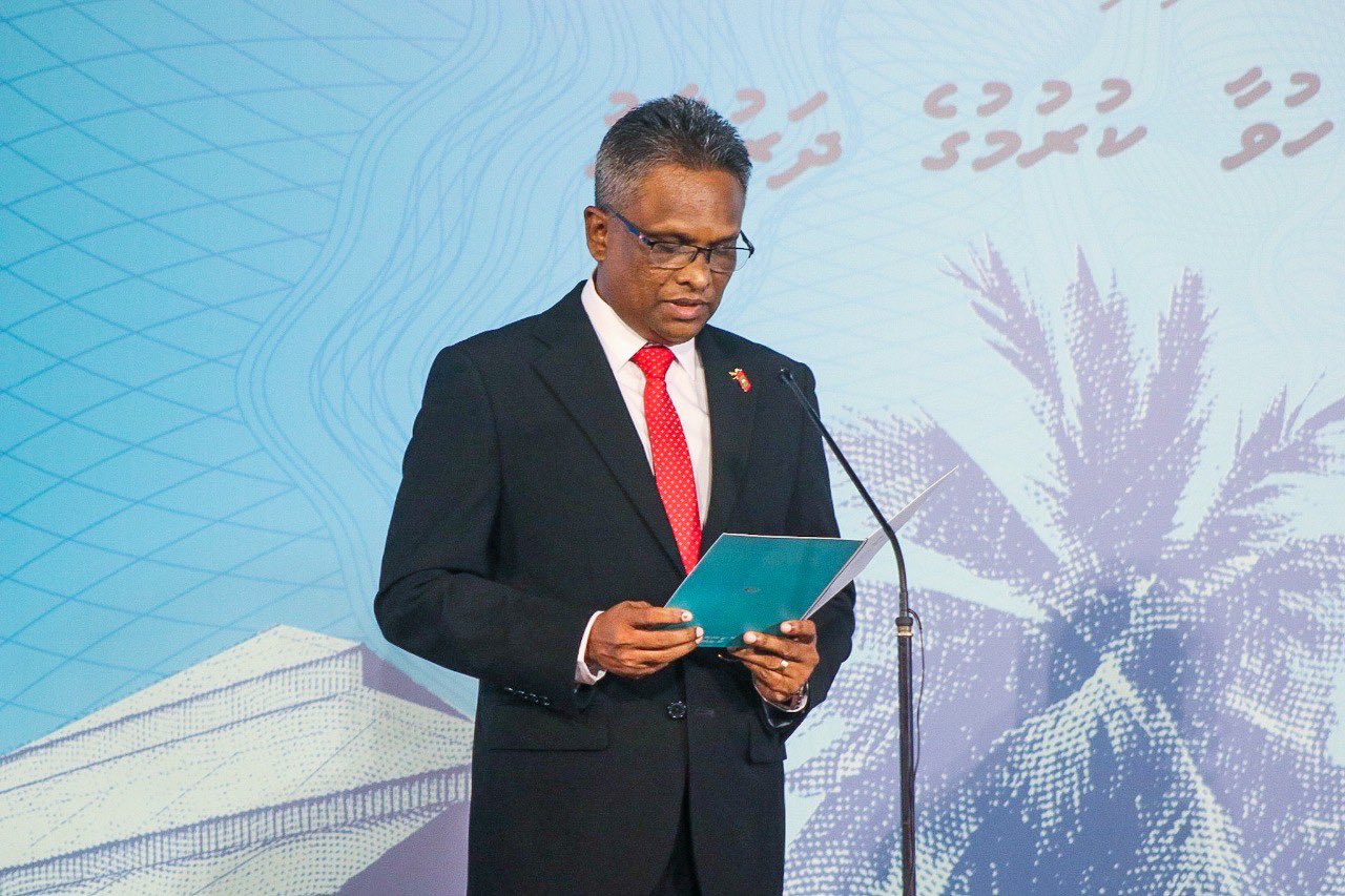 އާ މޭޔަރު އާޒިމާއި، ތިން ކައުންސިލަރުން މަގާމުގެ ހުވާ ކުރައްވައިފި