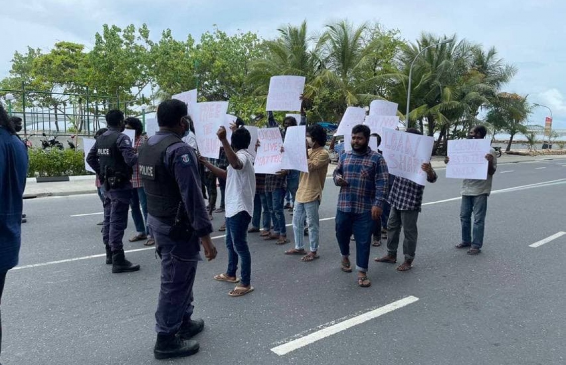 ޗައިނާ އެމްބަސީ ކައިރިއަށް ބަޔަކު އެއްވެ މުޒާހަރާކޮށްފި