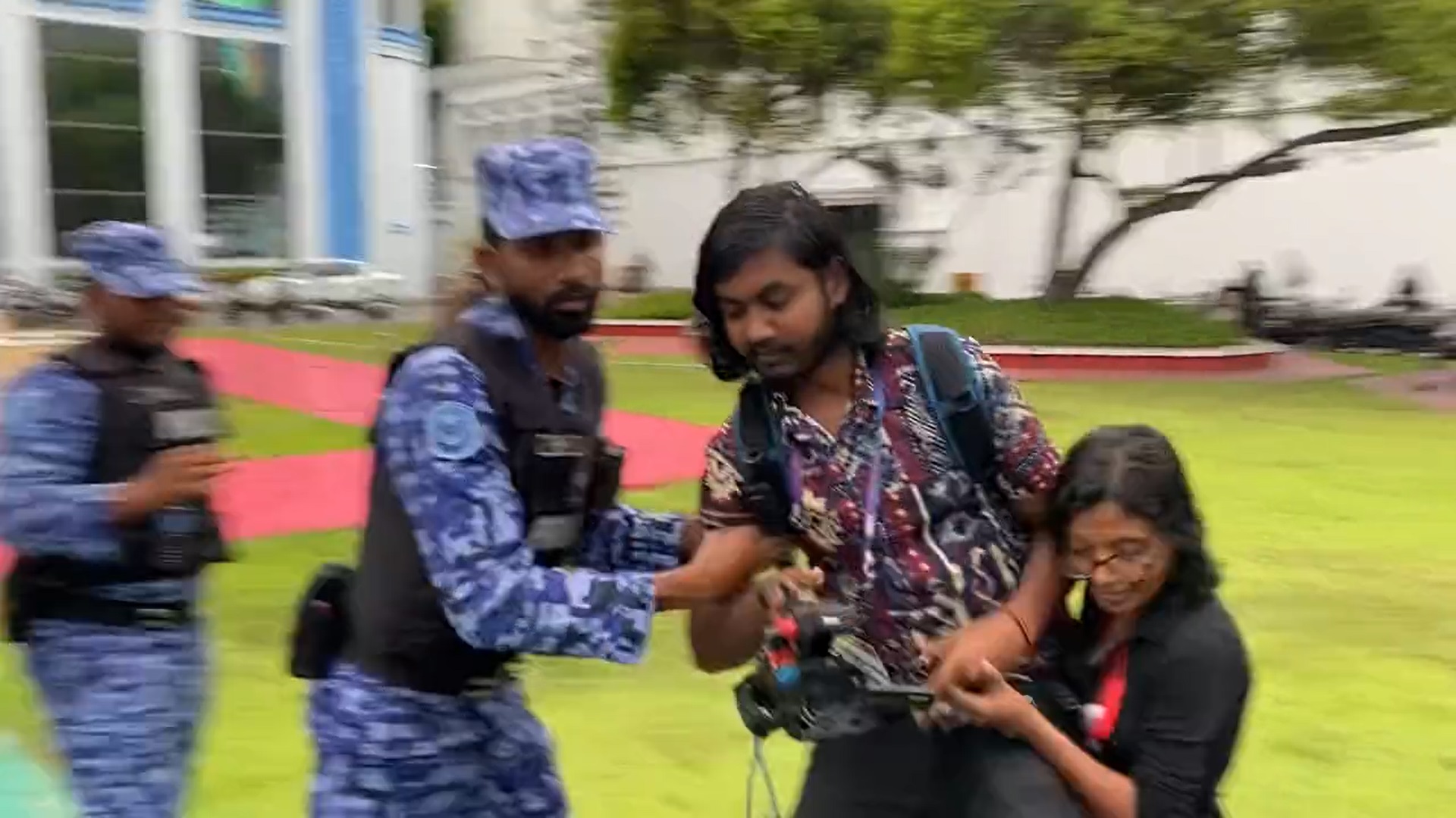 ނޫސްވެރިންނަށް އަނިޔާވާ ގޮތަށް އަމަލުކުރި ފުލުސް މީހާ ސަސްޕެންޑްކޮށްފި