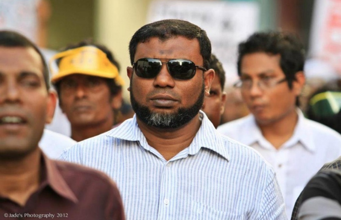 ފިކުރެއްގެ ދިރުމަށް ތާއީދުކުރާ މީހުން މަގާމުތަކުން އިސްތިއުފާދޭންޖެހޭ: ގަސަމް