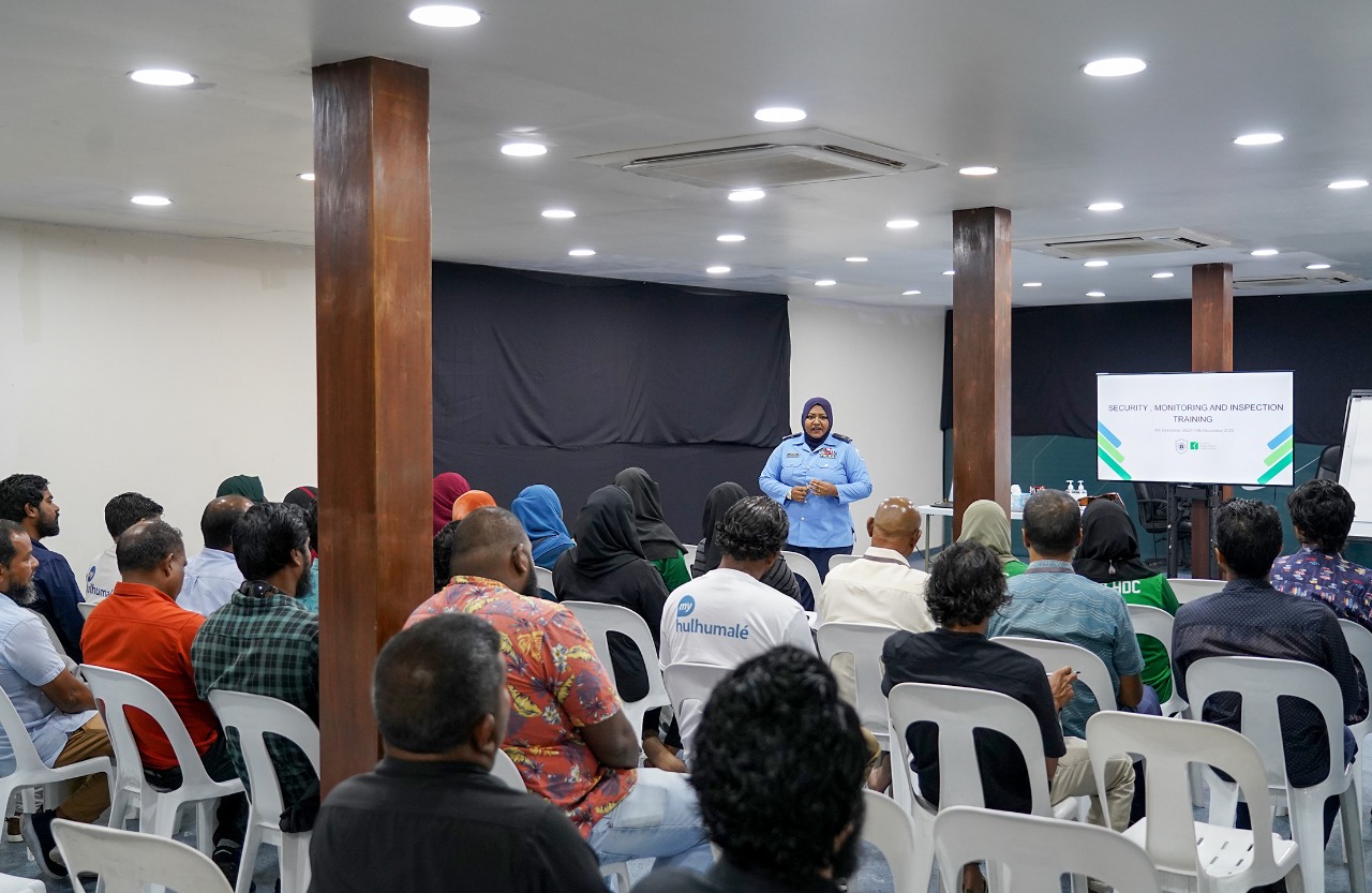 ޚިދުމަތުގެ ފެންވަރު ރަނގަޅު ކުރުމަށް އެޗް.ޑީ.ސީގެ މުވައްޒަފުންނަށް ޚާއްސަ ތަމްރީނު ސެޝަނެއް