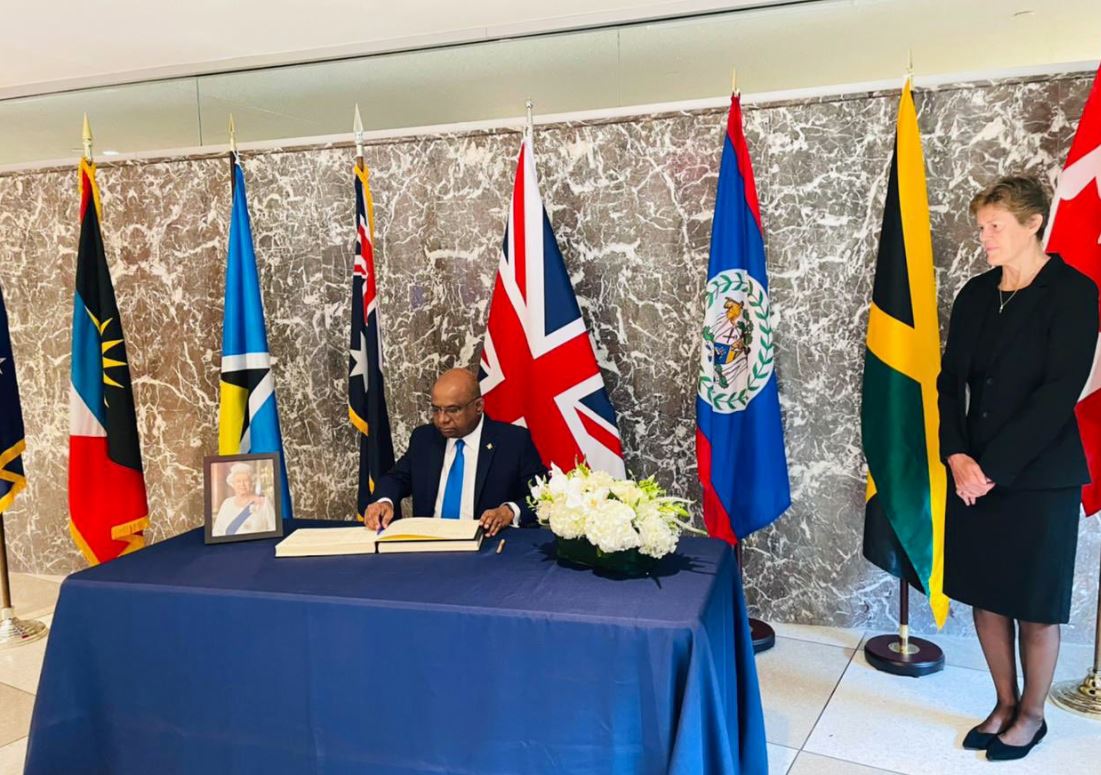 ރާނީގެ ތައުޒިޔާގެ ދަފްތަރުގައި ޝާހިދު ސޮއިކުރައްވައިފި