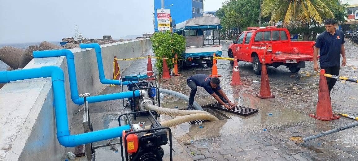 މާލޭގެ ބައެއް ސަރަހައްދުތަކުގެ މަގުތަކުން ފެން ހިންދަން ސިފައިން ނިކުމެއްޖެ