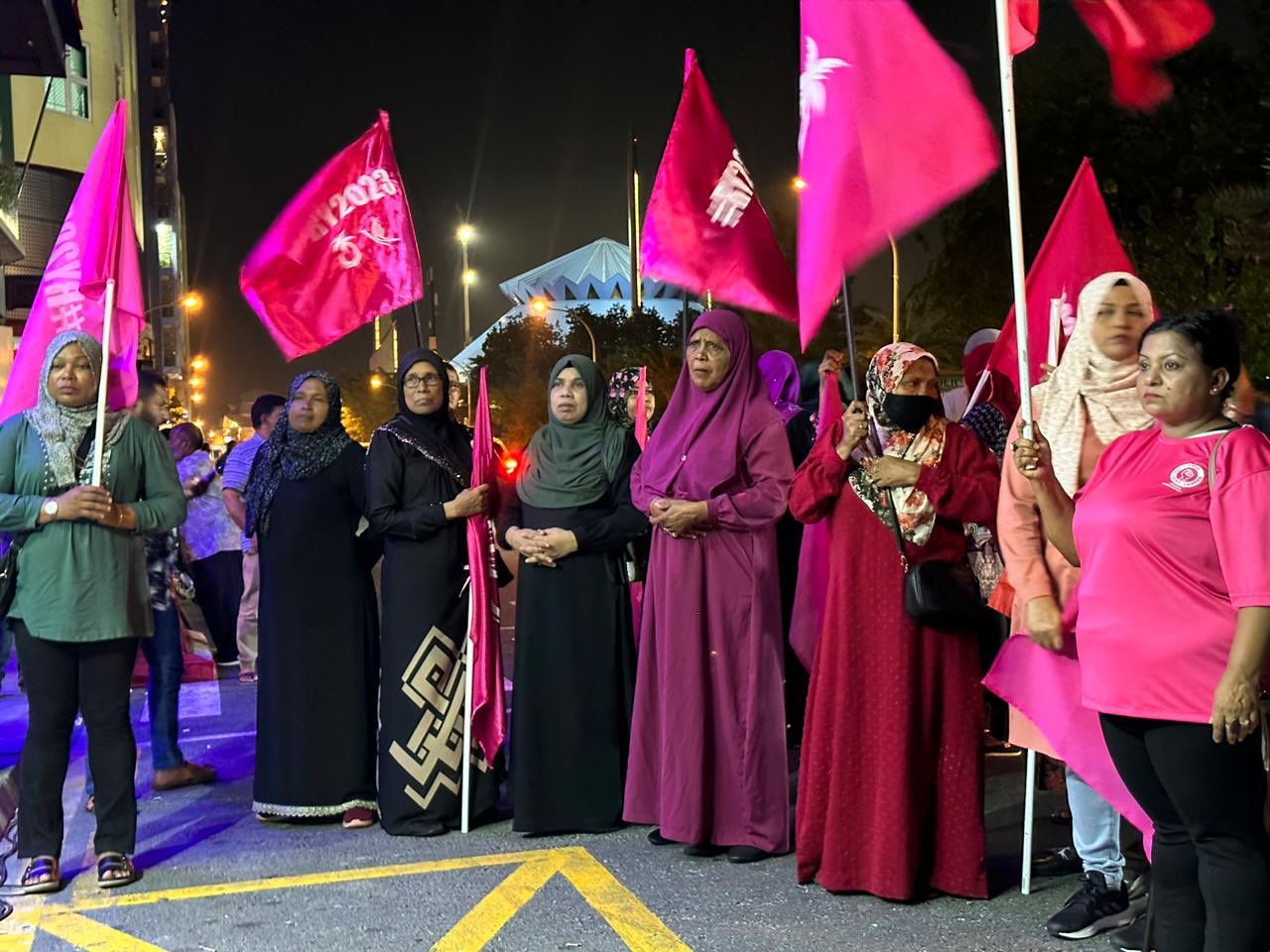 ބޭރުގެ ފަރާތްތަކަށް ބިން ވިއްކުމާ ދެކޮޅަށް އިދިކޮޅުން އިހުތިޖާޖަށް ނުކުންނަނީ