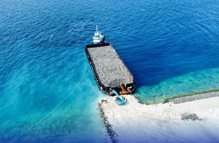 ވެލިދޫ ބަނދަރު މަސައްކަތް ކުރިއަށް ނުދަނީ އެކްސްކަވޭޓަރުގައި މައްސަލަ ޖެހިގެން: މުއްޠަލިބް