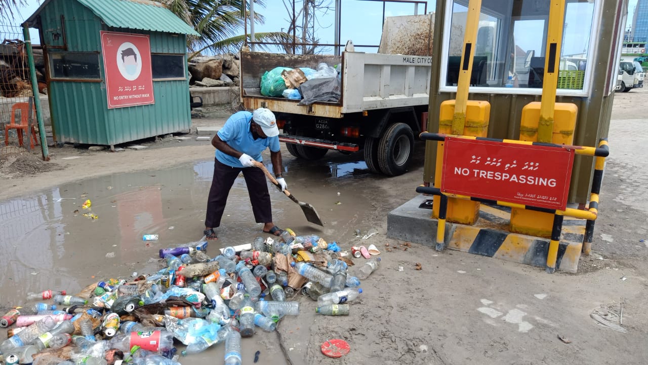 ވެމްކޯ ދޮރުމައްޗަށް ކުނި އެޅުމަކީ ނާތަހުޒީބު އަމަލެއް: މޭޔަރ