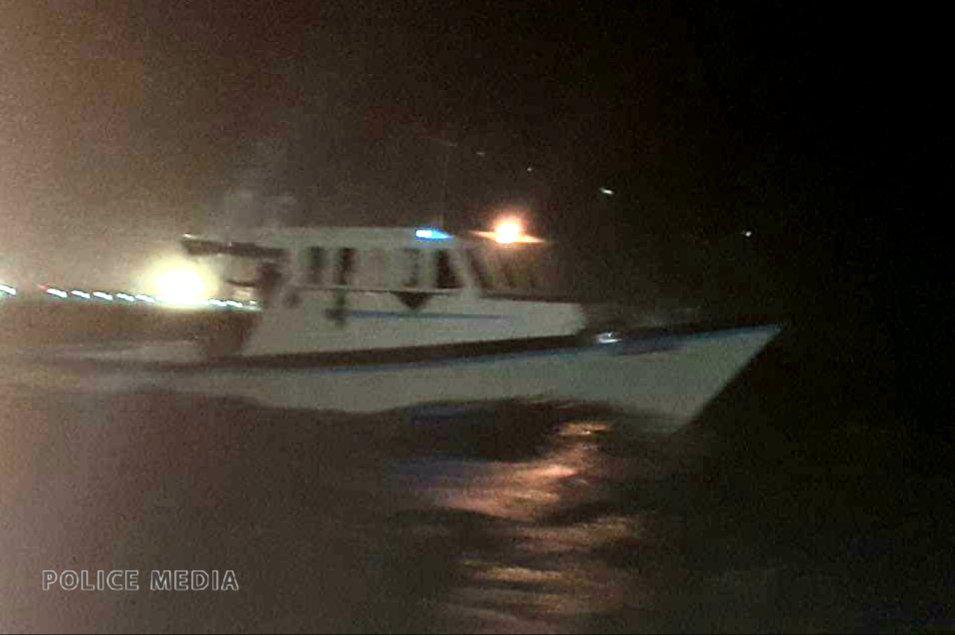 ހާލުގައި ޖެހުނު މަސްދޯންޏަކަށް މެރިން ފުލުހުން އެހީތެރިވެ ސަލާމަތްކޮށްފި