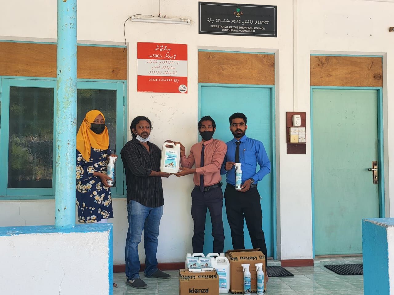 ދޮންފަނުގައި ފުރަތަމަ ހުޅުވި ގެސްޓް ހައުސްގެ ފަރާތުން ކައުންސިލަށް މާސްކާ ސެނެޓައިޒާ ހަދިޔާކޮށްފި