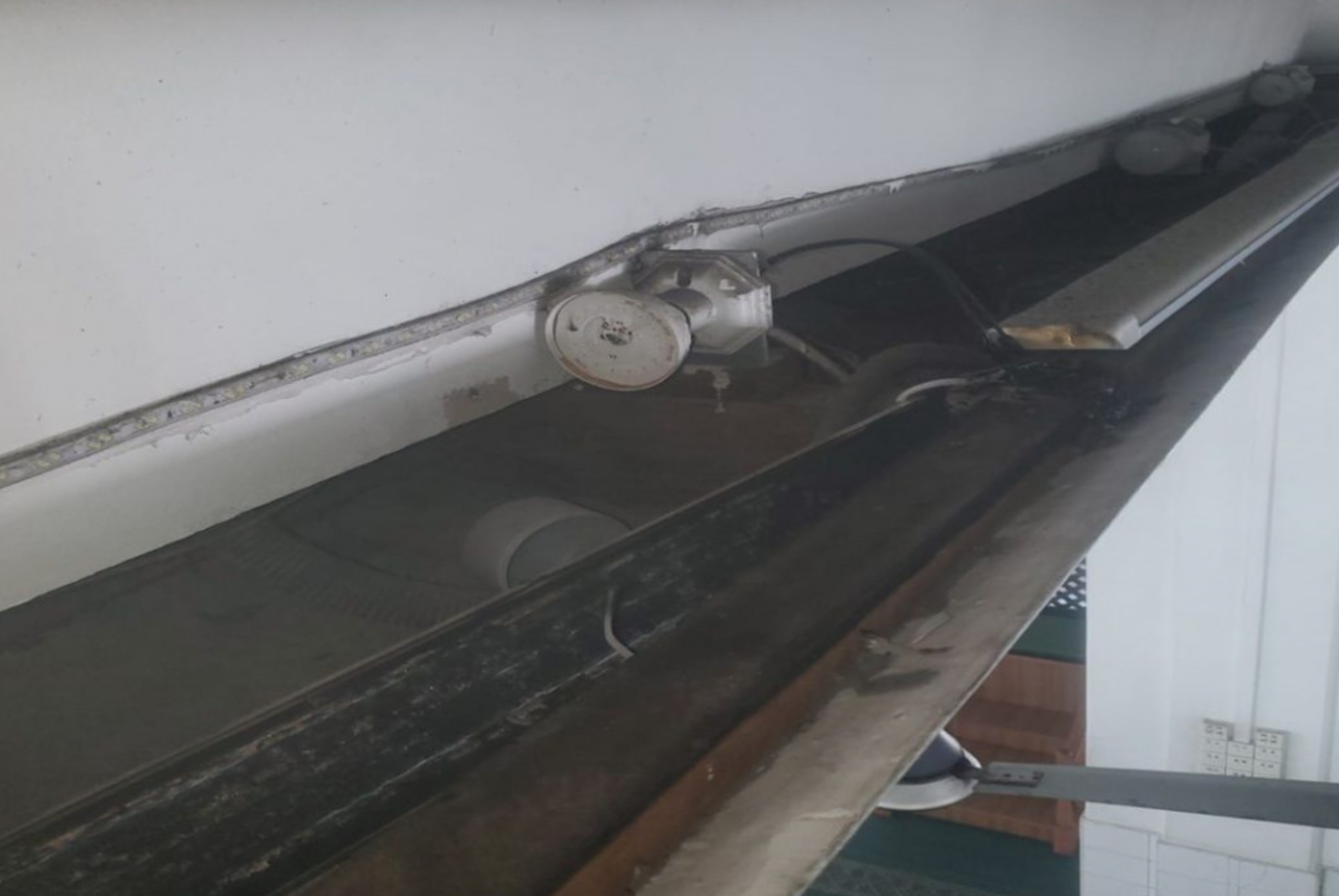 ބަންޑާރަ މިސްކިތުގެ ސީލިންގުގައި ރޯވި އަލިފާން ނިއްވާލައިފި