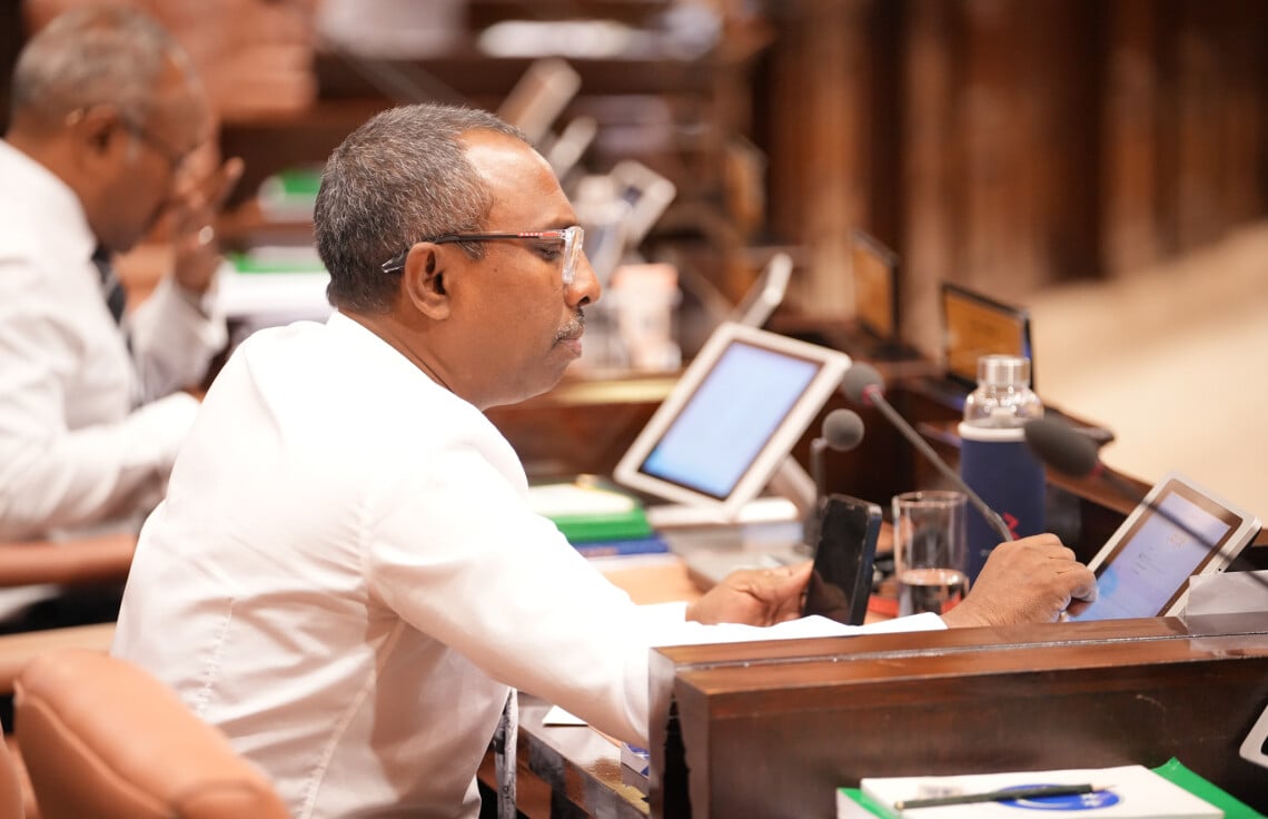 ޑިމޮކްރެޓިކް އުސޫލަކީ ވެރިކަން ފުރޮޅާލުމުގެ ފަސޭހަތައް ދެން އޮތް ފަރާތަކަށް ދިނުން: އާޒިމް