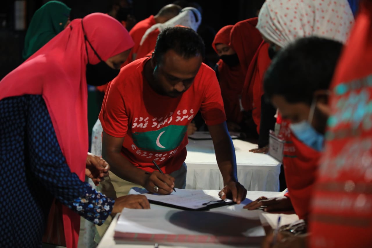 އިންޑިއާ ސިފައިން ރާއްޖެއިން ބޭލުމަށް ގޮވާލާ ޕެޓިޝަނެއްގައި ސޮއިކުރަން ފަށައިފި