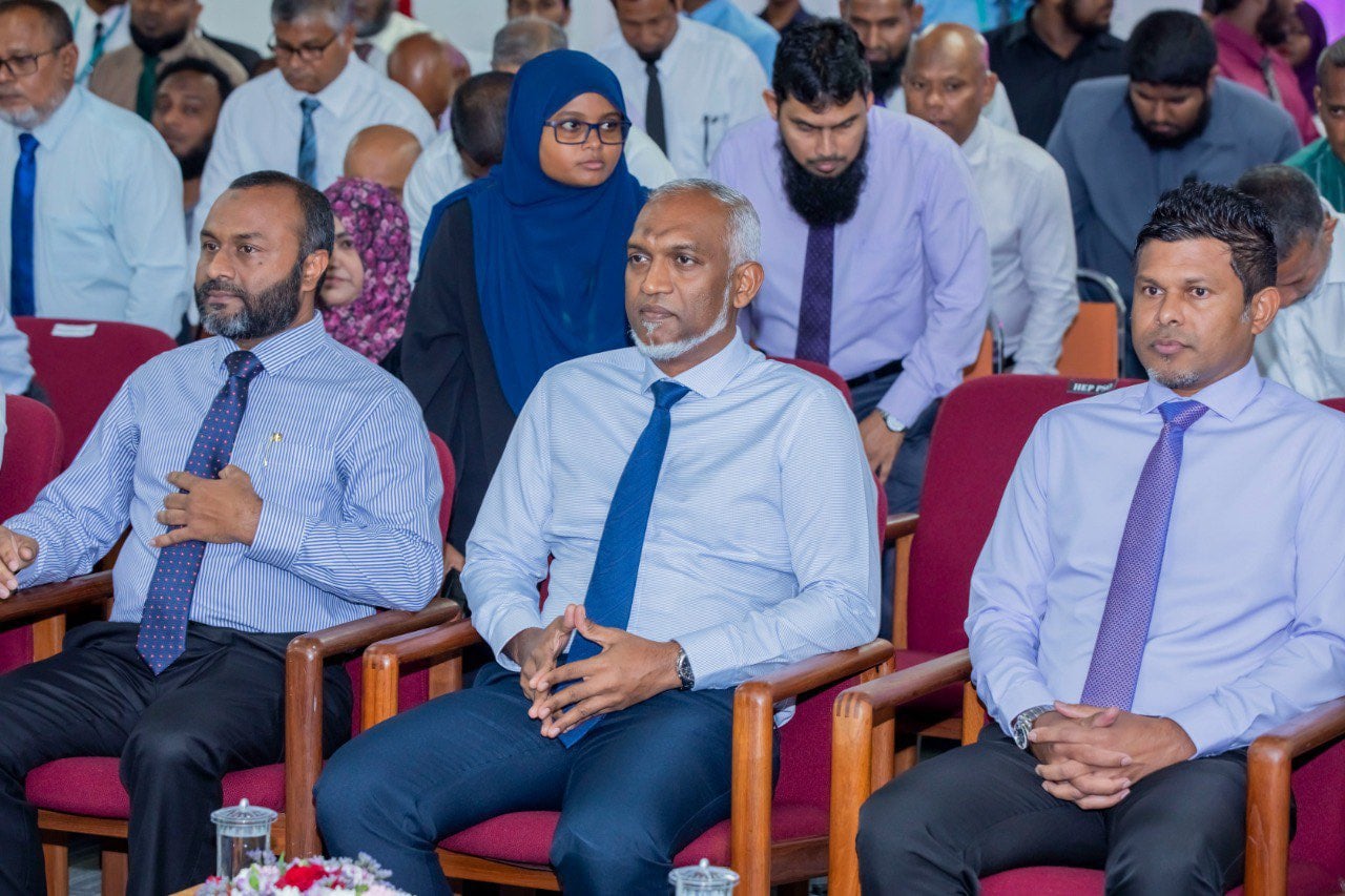 މިނިސްޓަރު ޝަހީމް އިދިކޮޅަށް: އަޒުލުކުރަން އުޅުނަސް ރައީސް މުއިއްޒު ވަރުގަދަކޮށް ވެރިކަމުގައި ދެމި ހުންނަވާނެ
