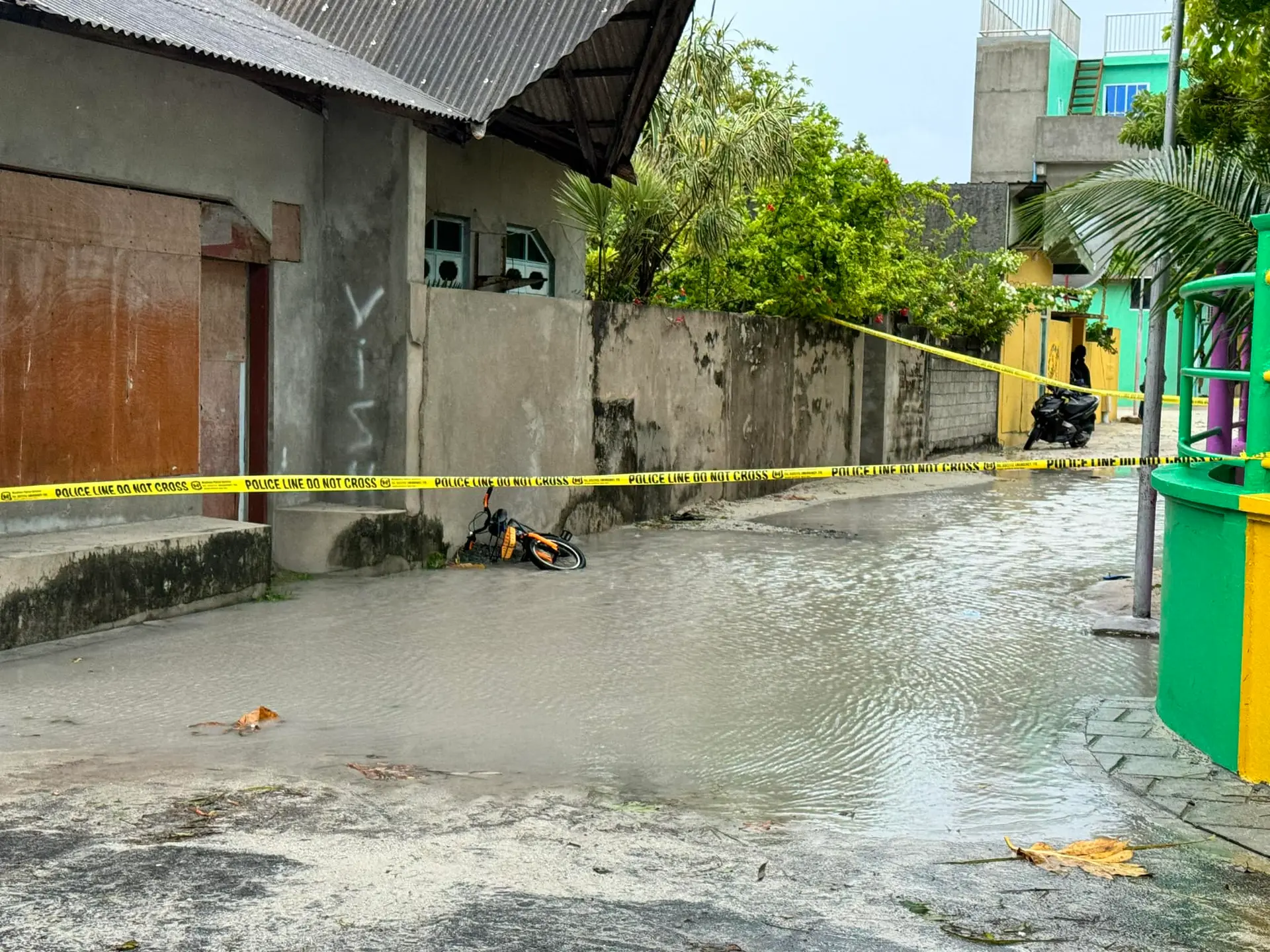 މަގުމަތީގައި ހެދިފައި އޮތް ފެންގަނޑަކަށް އެރުނު ކުދިންތަކެއް ކަރަންޓުގައި ޖެހިގެން ފަރުވާދެނީ