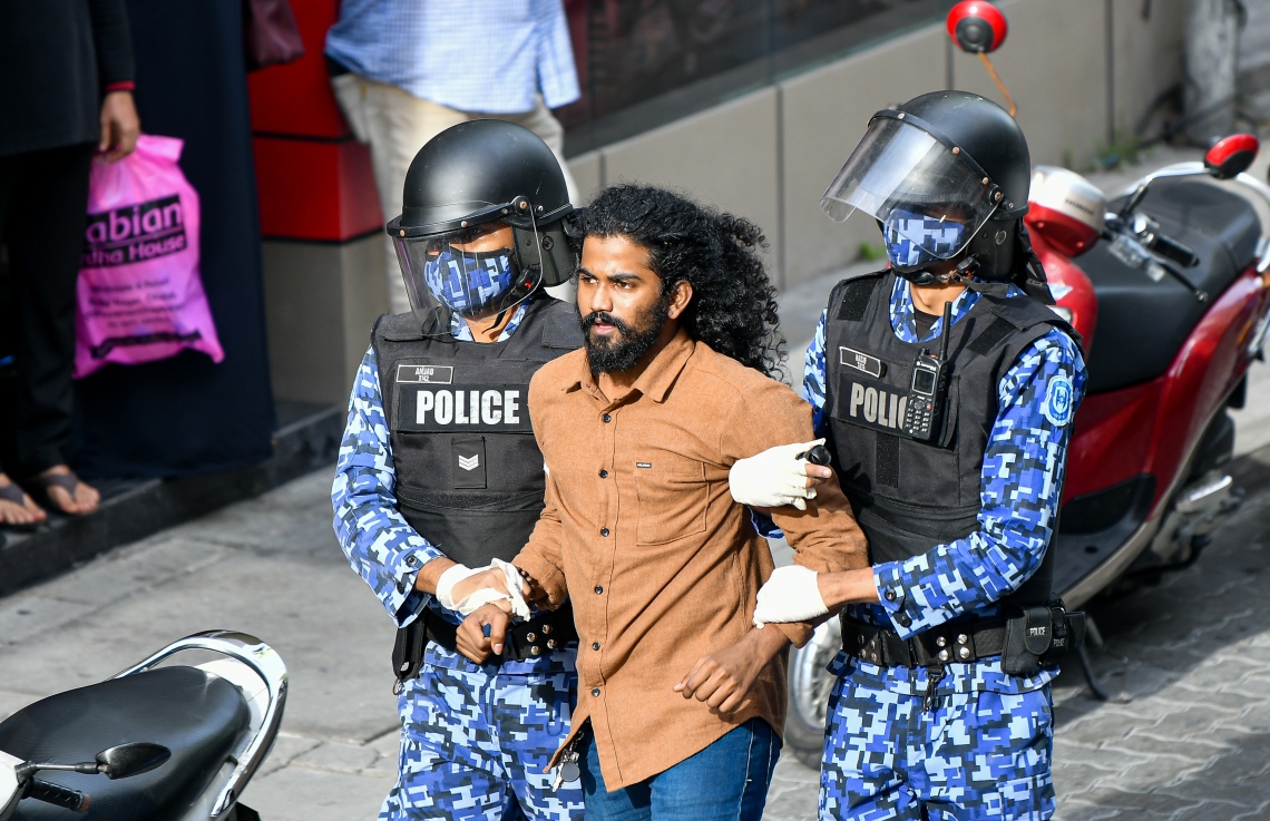 ފުލުހުންތަކެއް މީހަކަށް އަނިޔާކުރި މައްސަލަ އެޗްއާރްސީއެމުން ބަލަނީ