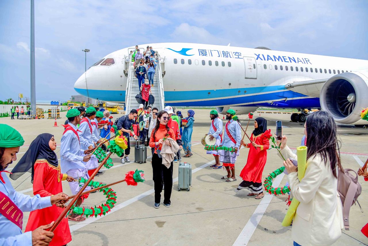 ޗައިނާގެ ފުޖިއަން ޕްރޮވިންސުން ރާއްޖެއައި ފުރަތަމަ ފްލައިޓްގެ ފަތުރުވެރިންނަށް ހޫނު މަރުހަބާއެއް