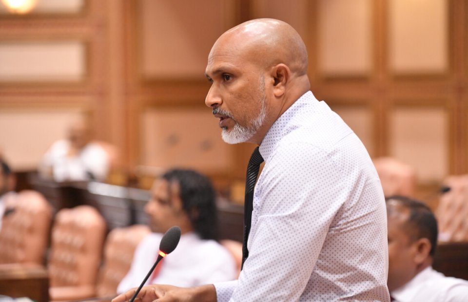 ސަނީފް ސުވާލު ނަޝީދަށް: ދަފްތަރުގެ މައްސަލަ ދިމާވިއިރު ޕާޓީގެ ރައީސް ކޮބައިތޯ؟