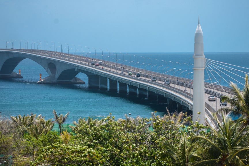 ބްރިޖާ ދިމާ ކަނޑުމަތިން އޮޔާ ދިޔަ މީހަކަށް އައިޖީއެމްއެޗްގައި ފަރުވާދެނީ