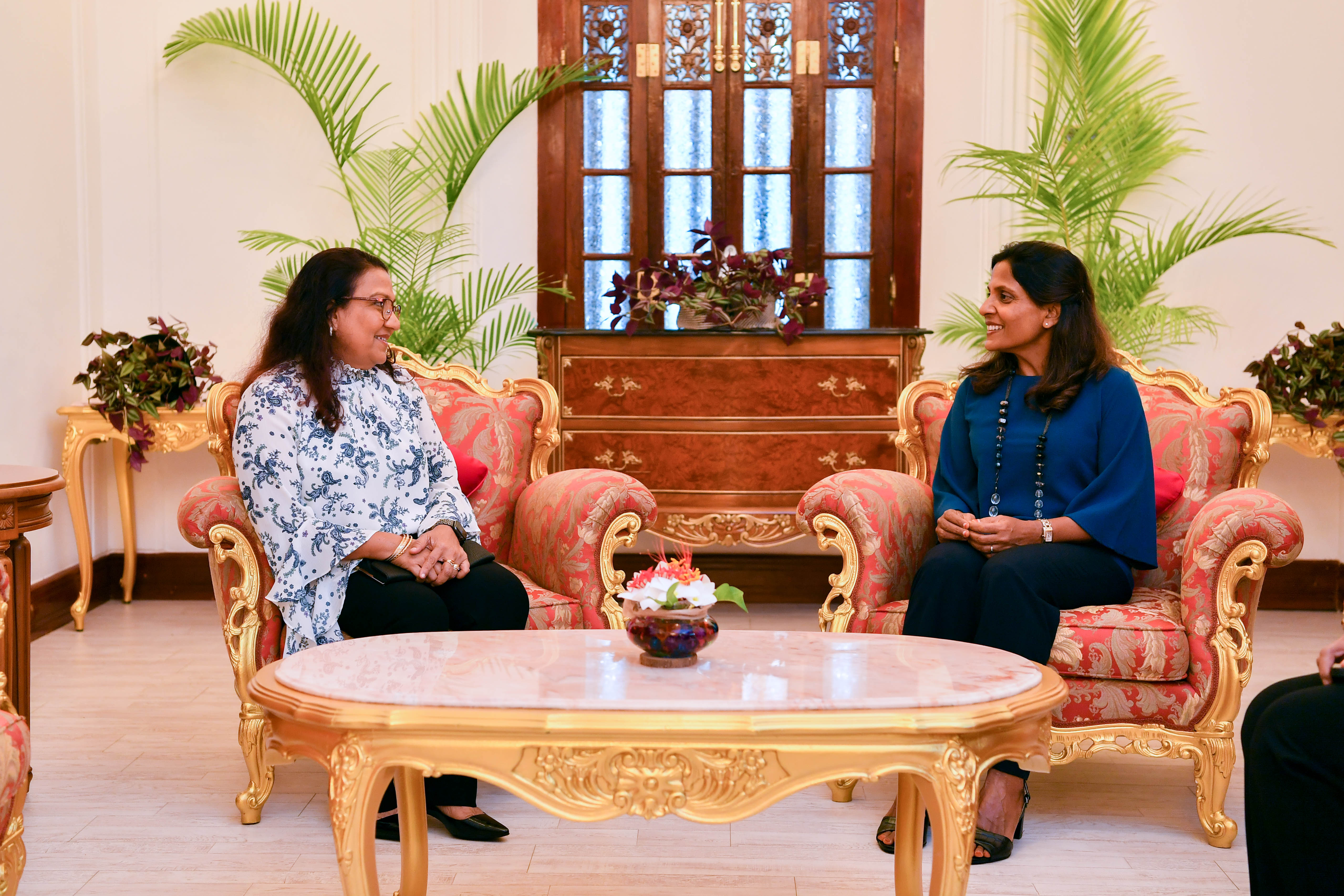 މެޑަމް ފަޒްނާގެ އަރިހަށް މެޑަމް ސުއިޒާ އިޚްތިރާމްގެ ޒިޔާރަތެއް