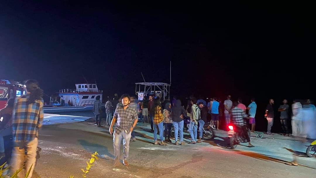 ތިނަދޫ ފަޅުގައި އަޅާފައި އޮތް ދޯންޏެއްގައި އަލިފާން ރޯވެ ހަތަރު މީހަކު ފިހިއްޖެ