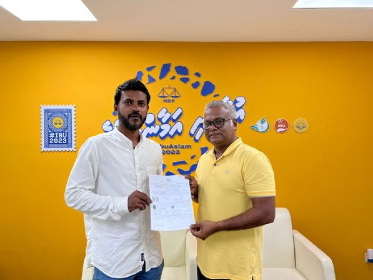 ކުރީގެ ތަރުޖަމާނު މުއާޒް އެމްޑީޕީއަށް ސޮއިކޮށްފި