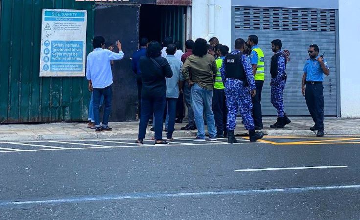 އިންޑިއާ އައުޓް ބެނާ ނަގަން ރައީސް ޔާމީންގެ ގެކޮޅަށް ފުލުހުން ވަދެއްޖެ