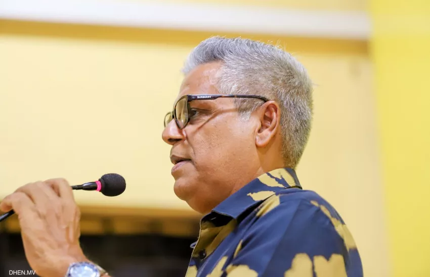 ރޭގެ ޖަލްސާ ބަލަން އިން އިރު މޭނުބައިކުރި: މޫސަ