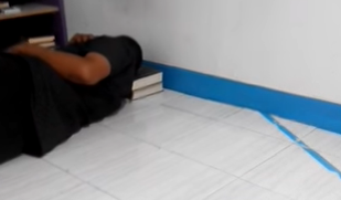 ވެމްކޯ މުވައްޒަފަކު މުސްހަފެއް މަތީގައި ބޯއަޅައިގެން އޮތް ވީޑިއޯއެއް ދައުރުވަނީ