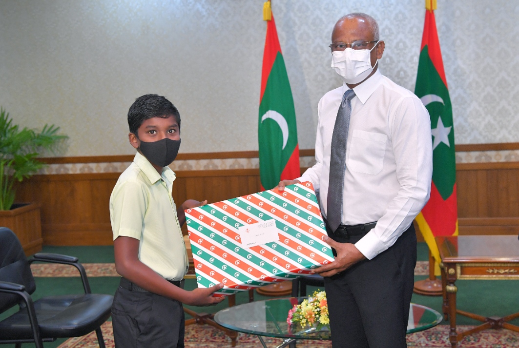 ދިހަ އަހަރުގައި އޭސްޓާ ހޯދި ރަޔާން ބޭނުމީ ލެބެއް؛ ވާންބޭނުމީ ސައިންޓިސްޓަކަށް