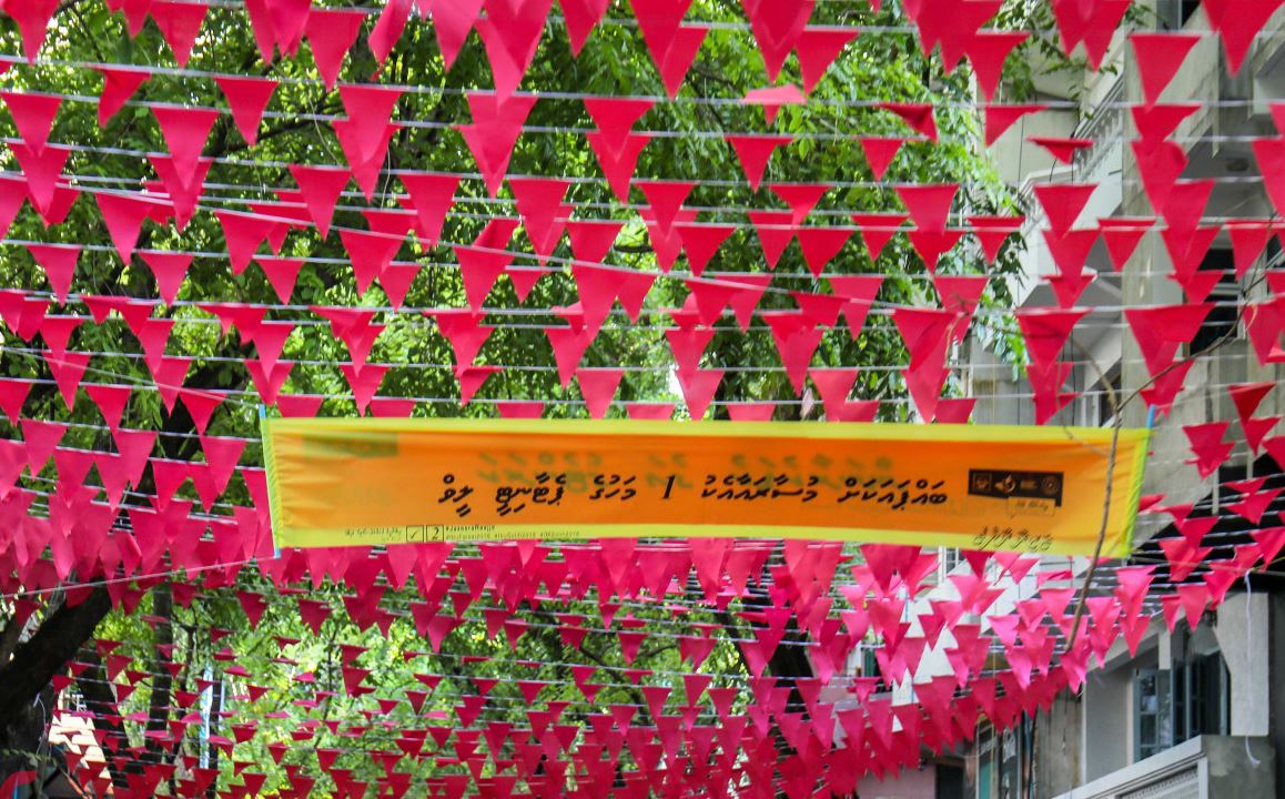 ހުއްދަ ނެތި ޕޯސްޓަރާއި ބެނާ ހަރުކުރާނަމަ ދުވާލަކަށް 1000 ރުފިޔާގެ ޖޫރިމަނާއެއް!