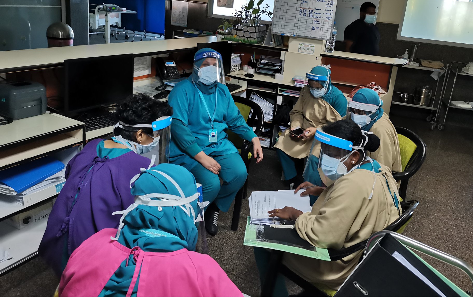 ކޯވިޑް-19: ފަރުވާދޭންޖެހޭ މީހުން ގިނަވެ، ނަރުހުންގެ މަސައްކަތަށް ބާރުބޮޑުވެއްޖެ