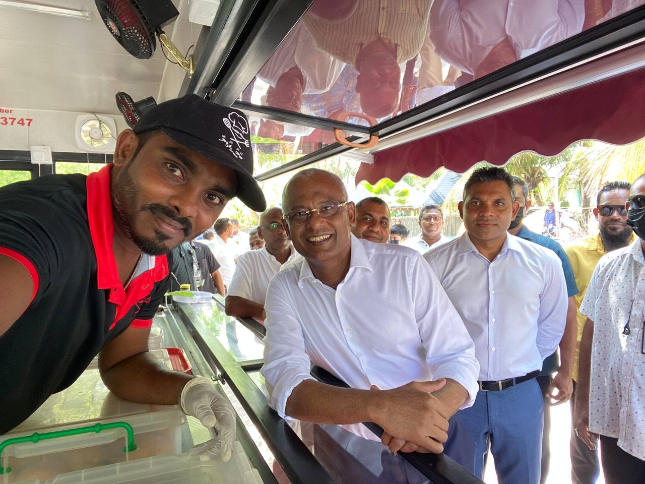 ރައީސް ޞާލިޙް ފުވައްމުލަކު "ބާބާ ގާޑިޔަލުން" ޚިދުމަތްހޯއްދަވައި ކުދި ވިޔަފާރިތަކަށް ހިތްވަރުދެއްވައިފި