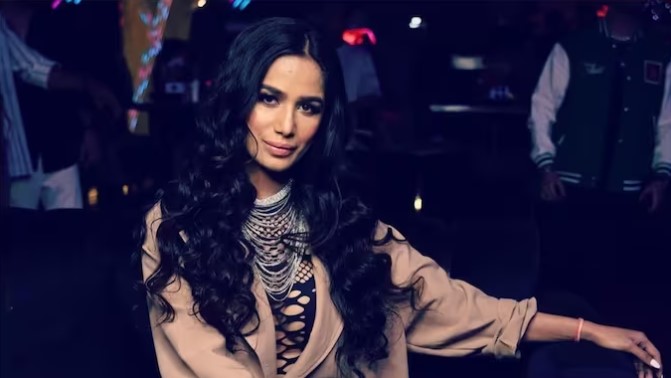 ޕޫނަމް ޕާންޑޭ ޖެއްސި "ފޭކު މަރު" ސްޓަންޓާ ގުޅިގެން އިންޑިއާގެ އެތައް ބައެއްގެ ނުުރުހުން