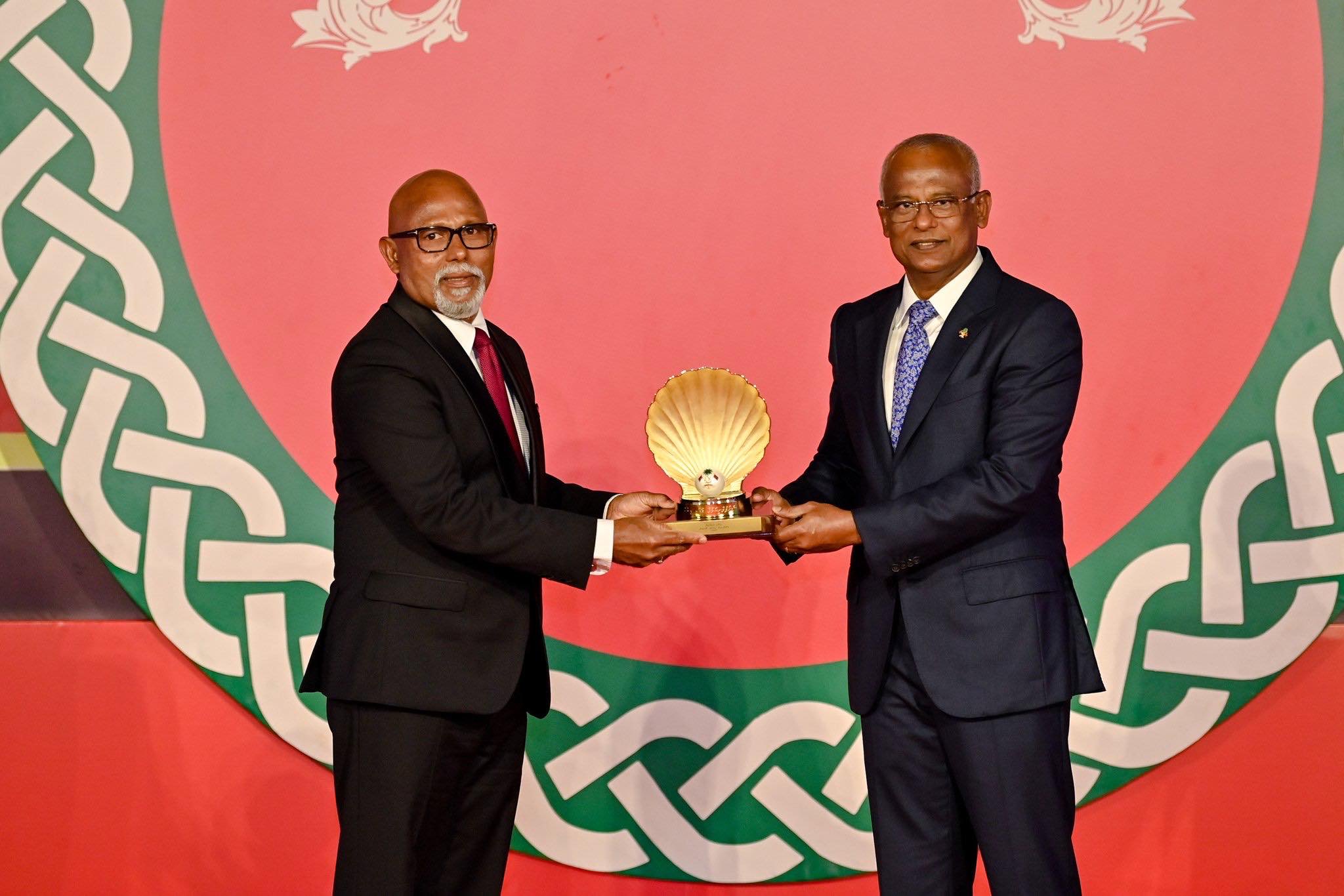 އޭޑީކޭ ނާޝިދުގެ ތާއީދު ރައީސް ސާލިހަށް!