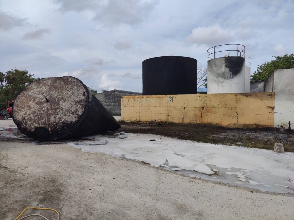 ފުވައްމުލަކުގައި ތެޔޮ ހުސްކުރި ޓޭންކެއްގައި ރޯވެ އެކަކު ހާލު ސީރިއަސް!