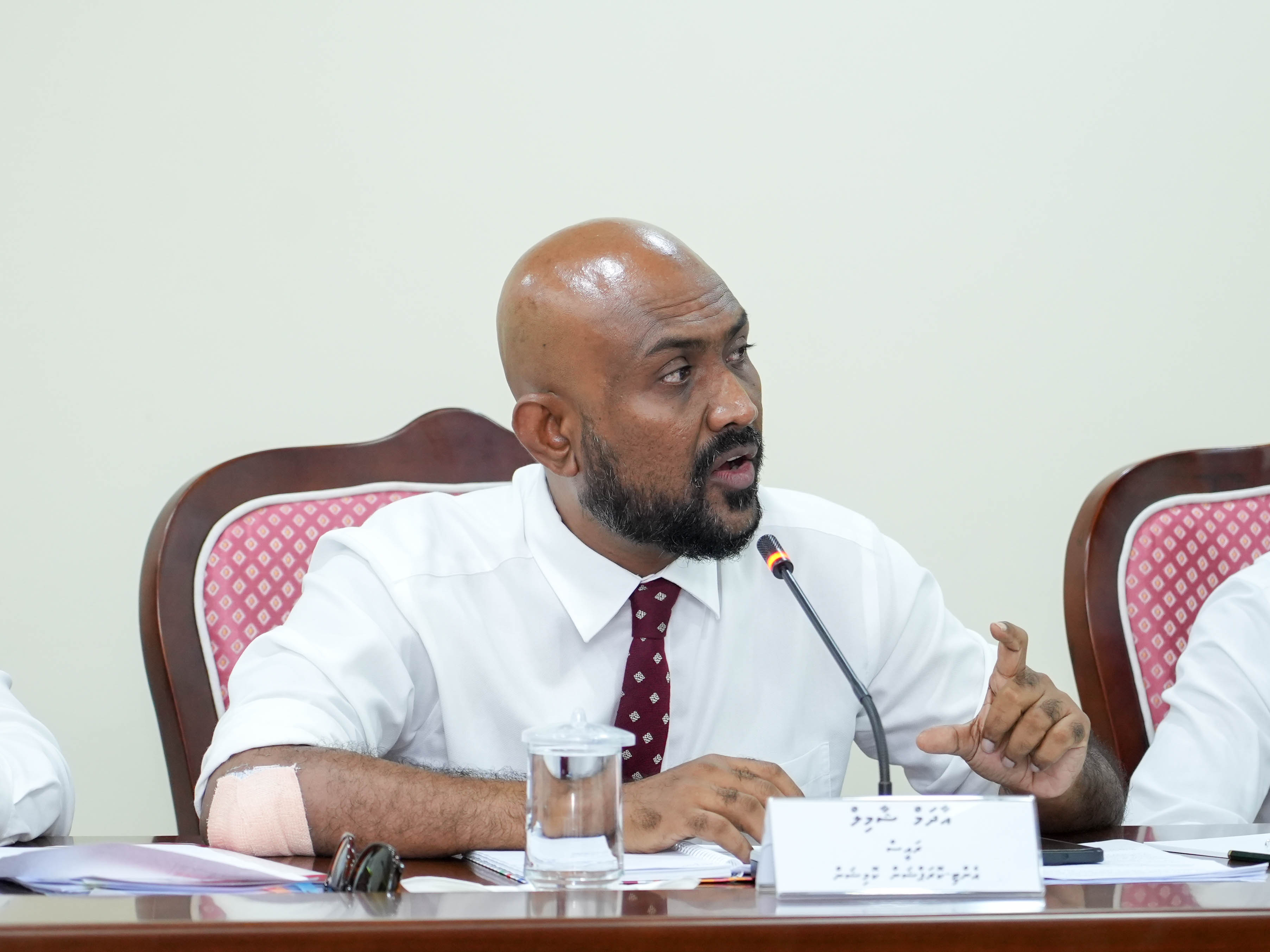 މަޤާމުގެ ނުފޫޒް ބޭނުންކުރި ކަމަށް ތުހުމަތުކޮށް ޝާމިލްގެ މައްސަލަ އޭސީސީއަށް