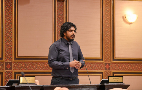 ސިޔާސީ ގޮތުން މަސައްކަތްތެރިންނަށް ދިމާވާ ބޭއިންސާފުތަކަށް ހައްލު ހޯދަން ޖެހޭ: އަޒާން