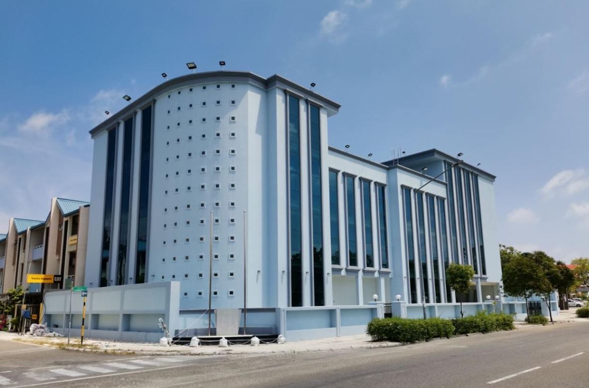 ހުޅުމާލޭގައި ގްރޫޕަކުން ފުލުހަކަށް ހަމަލާދީފި