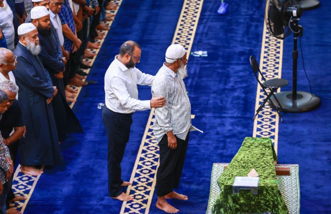 ރައީސް ސޯލިހުގެ މަންމާފުޅުގެ ކަށުނަމާދު އިމާމުވެ ކުރެއްވީވެސް އެކަމަނާގެ ދަރިކަލެއް