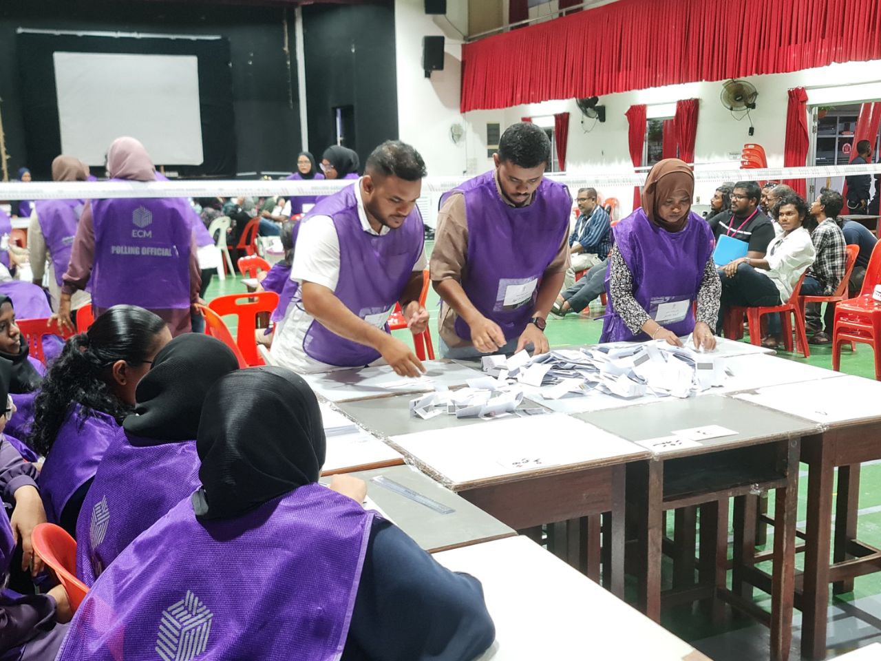 ވޯޓު ފޮށިތައް ބަންދުކޮށް ވޯޓު ގުނަން ފަށައިފި