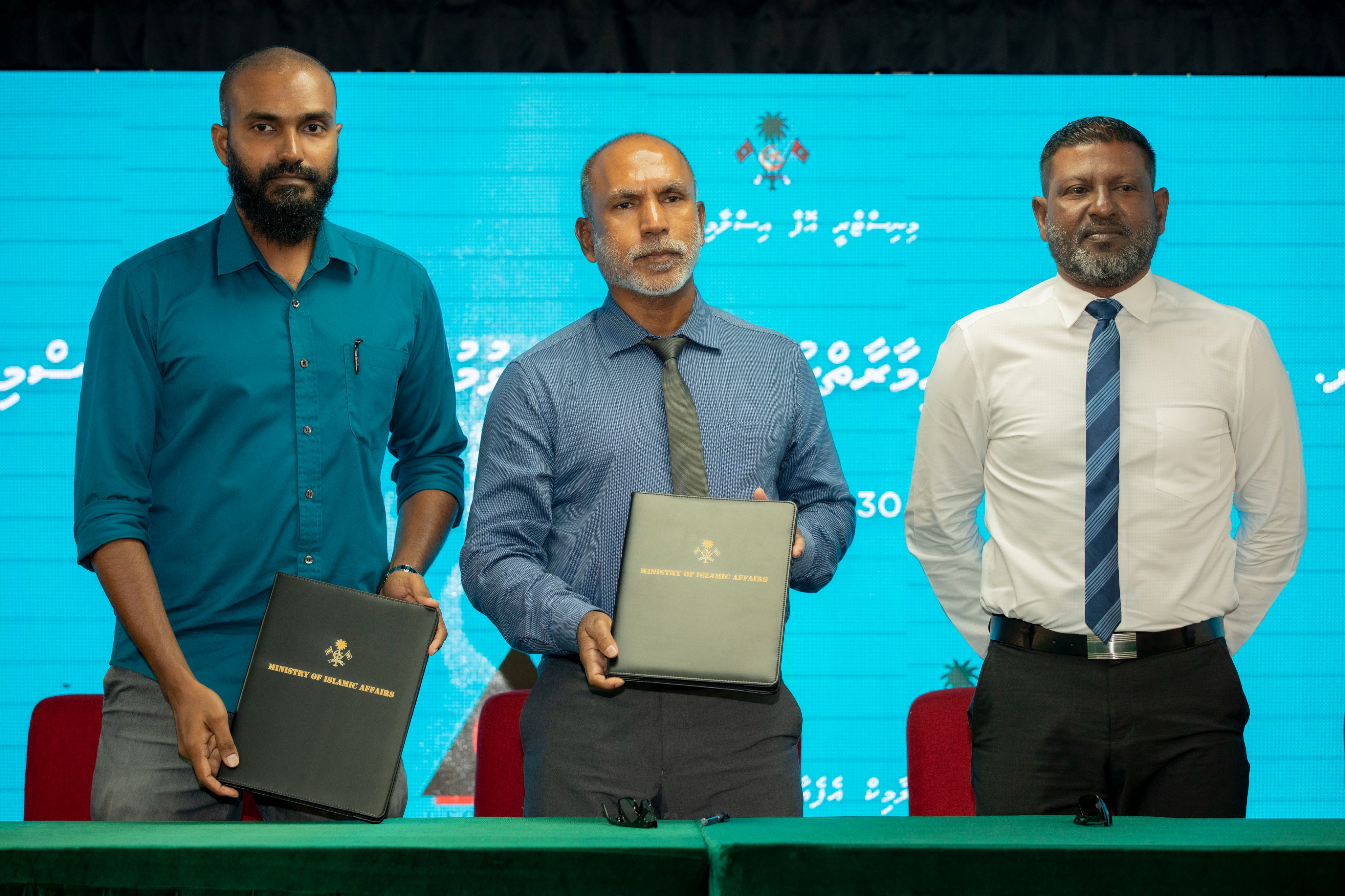 އައްޑޫ ހުޅުދޫއާއި ށ. މިލަންދޫގައި އިމާރާތްކުރާ މިސްކިތުގެ އެއްބަސްވުމުގައި ސޮއިކޮށްފި