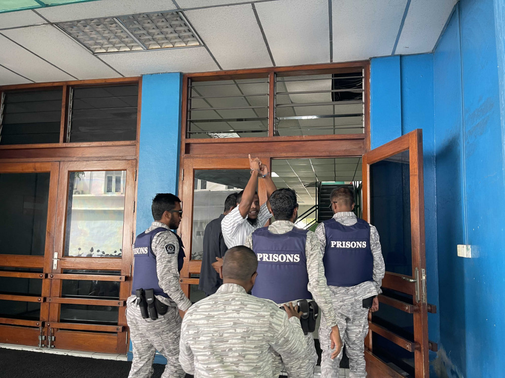 ބޮޑެތި ތުހުމަތުތަކެއް ކުރެވޭ އިސޫގެ ފައިގައި ޓެގް އަޅުވައި ދޫކޮށްލައިފި