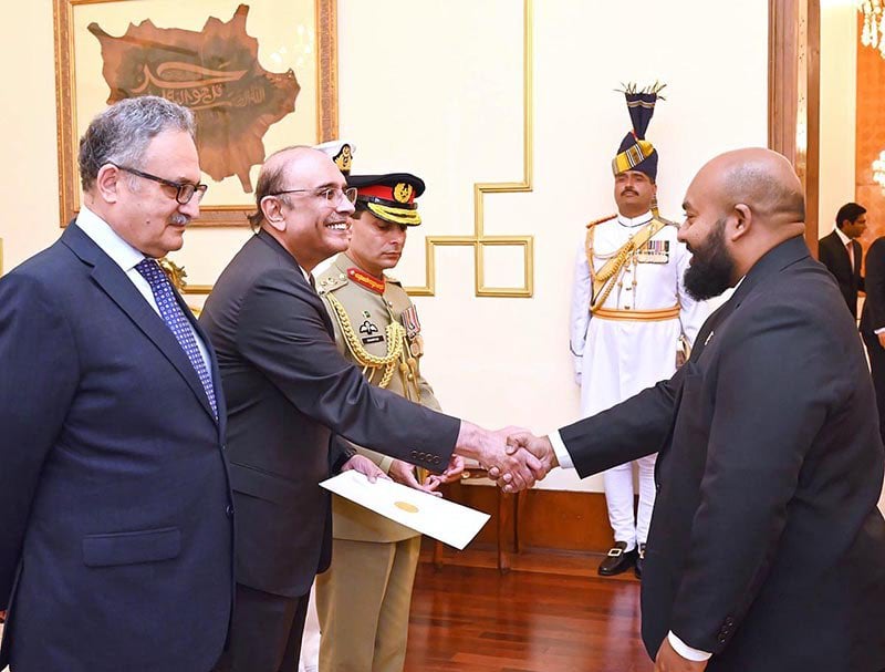 ތޯހާ، ސަފީރުކަމުގެ ފަތްކޮޅު ޕާކިސްތާނުގެ ރައީސަށް އަރުވައިފި