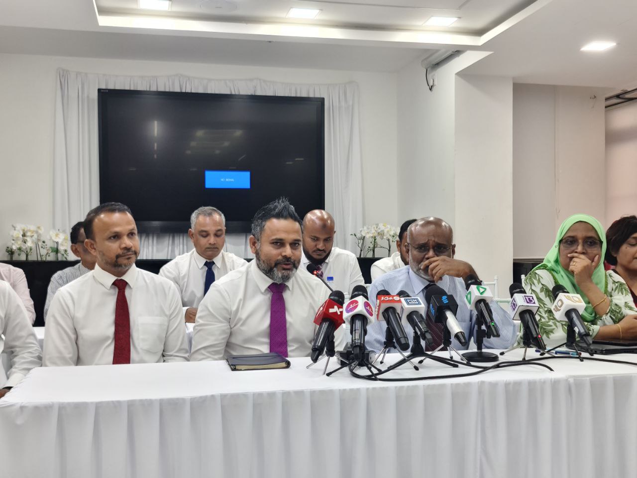 އިމުގެ މައްސަލައިގައި އިދިކޮޅު ފަރާތްތަކުން މަގުމައްޗަށް ނިކުންނަނީ