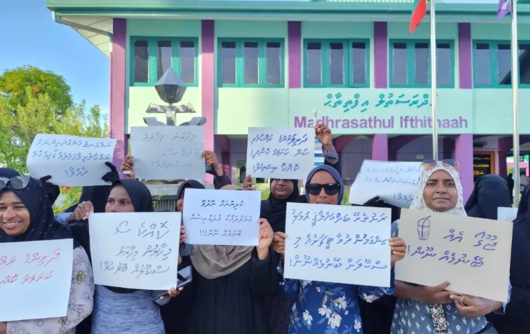 ބަދުއަޚުލާގީ އަމަލުތައް ތަކުރާރުވަމުންދާތީ ޓީޗަރަކު ވަކިކުރަން ގޮވާލައި ނައިފަރު ސްކޫލުގެ ބެލެނިވެރިން އިހުތިޖާޖު ކުރަނީ