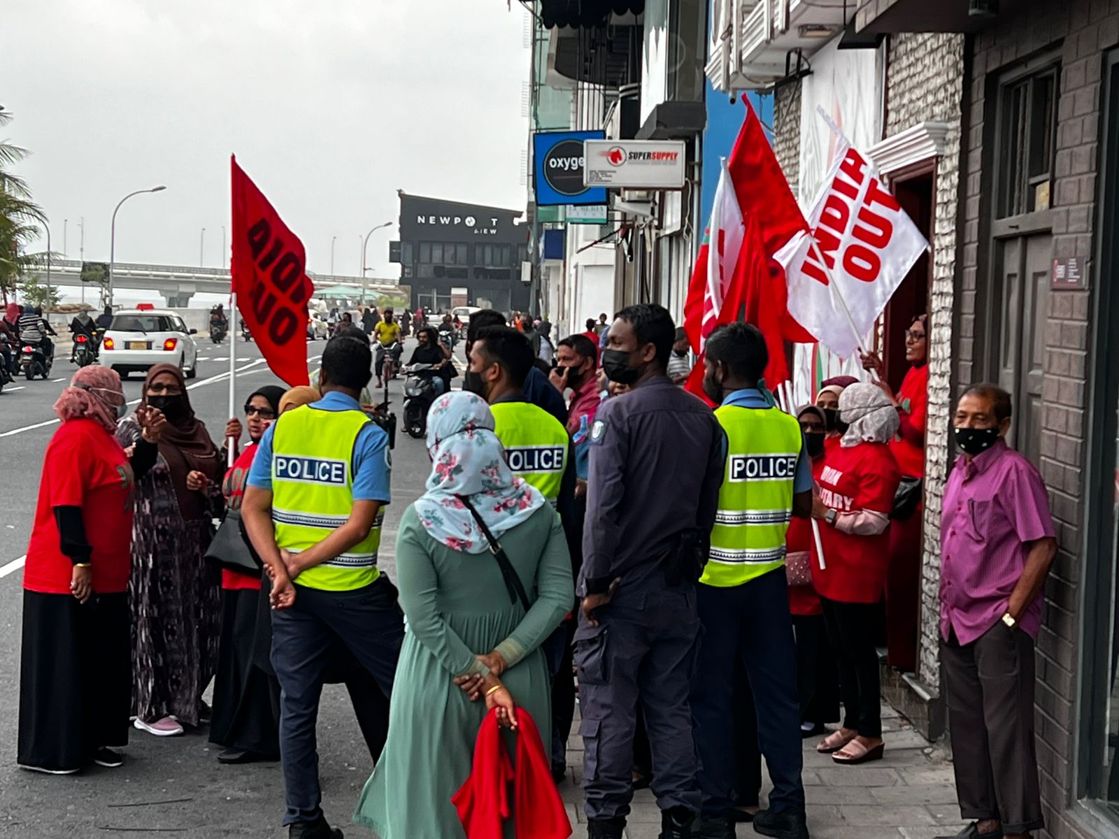 މުޒާހަރާއިން ބަޔަކު ހައްޔަރުކުރީ ފުލުހުންގެ މަސައްކަތަށް ހުރަސް އެޅުމުން: ފުލުހުން